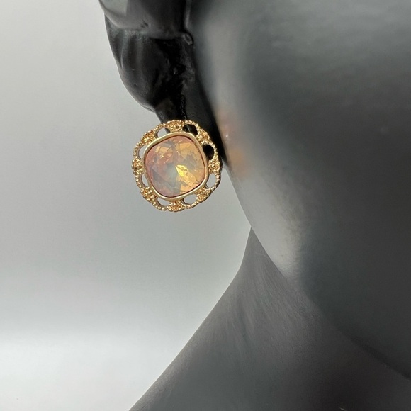 Elegant Swarovski Crystal and Gold Women's Earrings - Picture 6 of 8